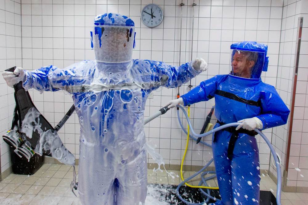 Physician_Thomas_Klotzkowski_cleans_Florian_Steiner.jpg