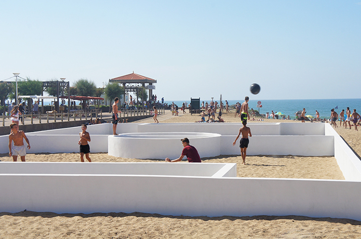 benedetto-bufalino-terrain-de-sport-sports-field-anglet-beach-france-designboom-09.jpg