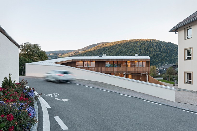 feld72-kindergarten-valdaora-di-sotto-tyrol-designboom-02-818x546.jpg