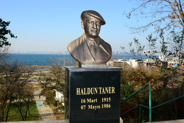 haldun-taner-bust.jpg