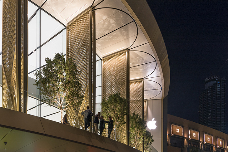 apple dubai mall 3.jpg