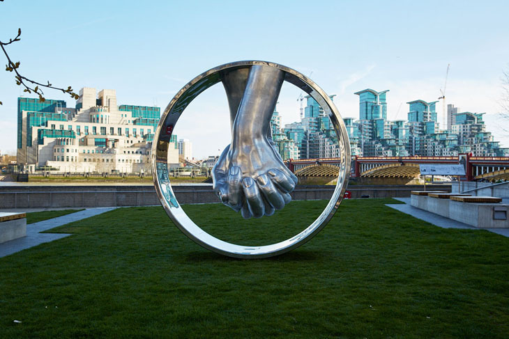 Love-Aluminium-London-England-01-Installations-Lorenzo-Quinn.jpg