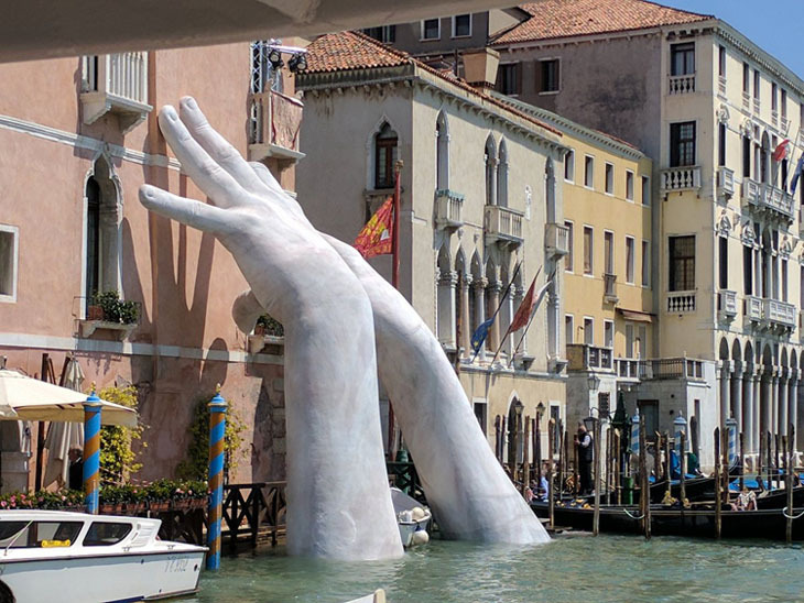 lorenzo-quinn-support-venice-ca-sagredo-6.jpg