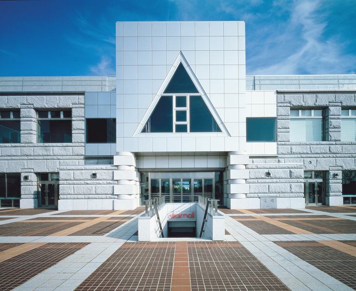 04,-Pediment,-Tsukuba-Center-Building-(1983),-Yasuhiro-ISHIMOTO-2.jpg