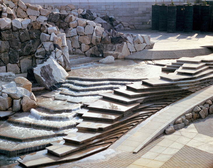 06,-Cascade-in-plaza,-Tsukuba-Center-Building-(1983),-Yasuhiro-ISHIMOTO2.jpg