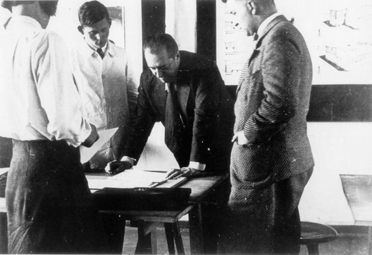 11-Mies-Class_at_Bauhaus.jpg