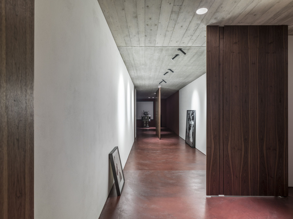 39_Lower level_Art gallery_Cinema room_open2000.jpg