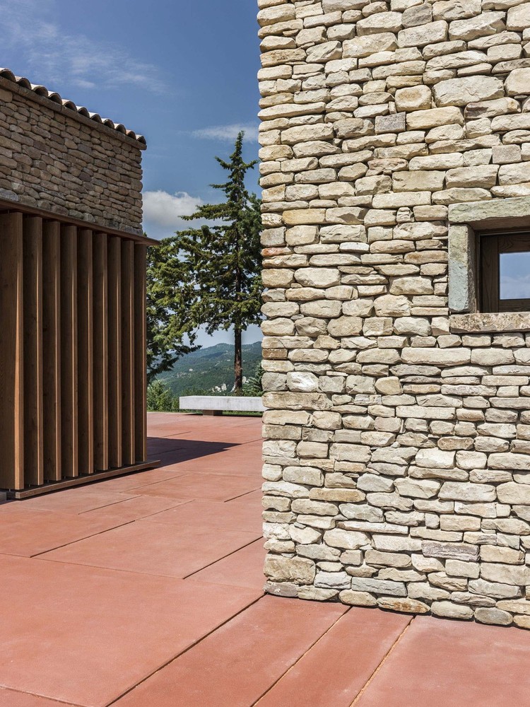 9_East view_detail2000.jpg