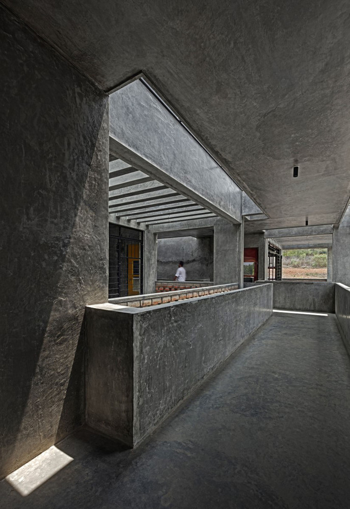 13 - Skylit corridor on upper level.jpg