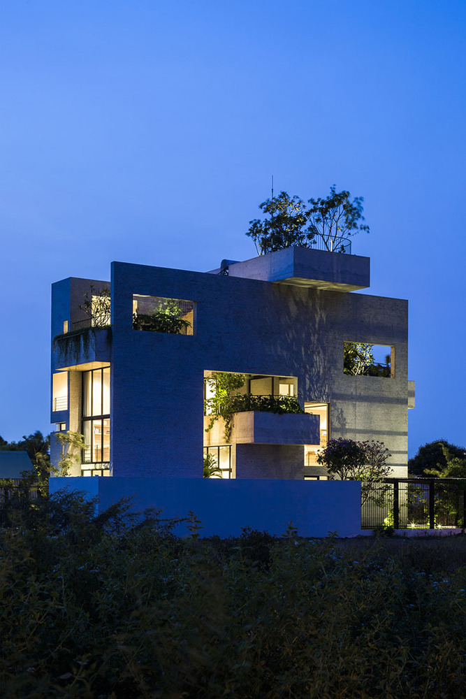 pic16_Nightview Exterior_OKI730.jpg