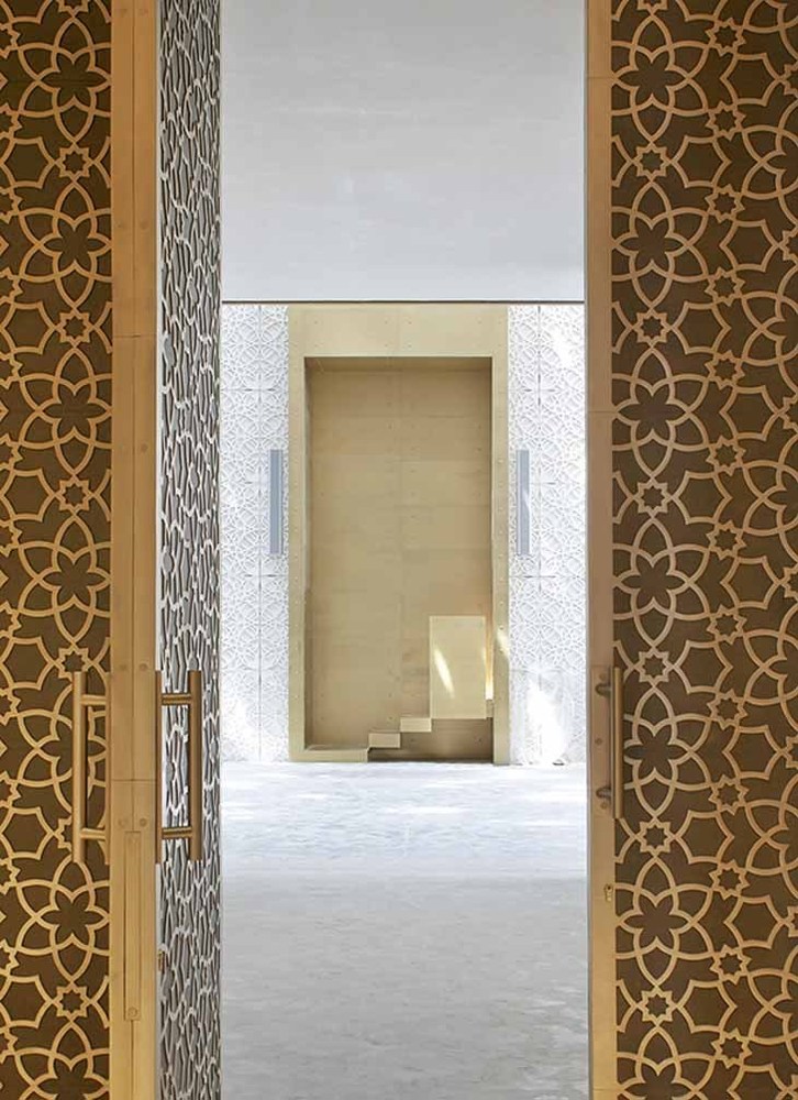 9_View of mirhab in prayer hall_copyright_Hufton and Crow730.jpg