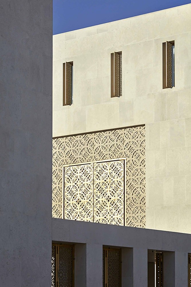 5_Detail view of exterior_copyright_Hufton and Crow2000.jpg