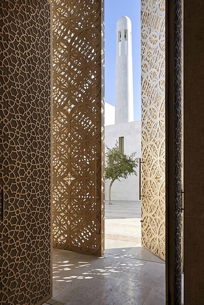 8_View towards the minaret from main prayer hall entrance_copyright_Hufton and Crow2000.jpg