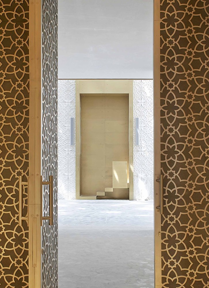 9_View of mirhab in prayer hall_copyright_Hufton and Crow2000.jpg