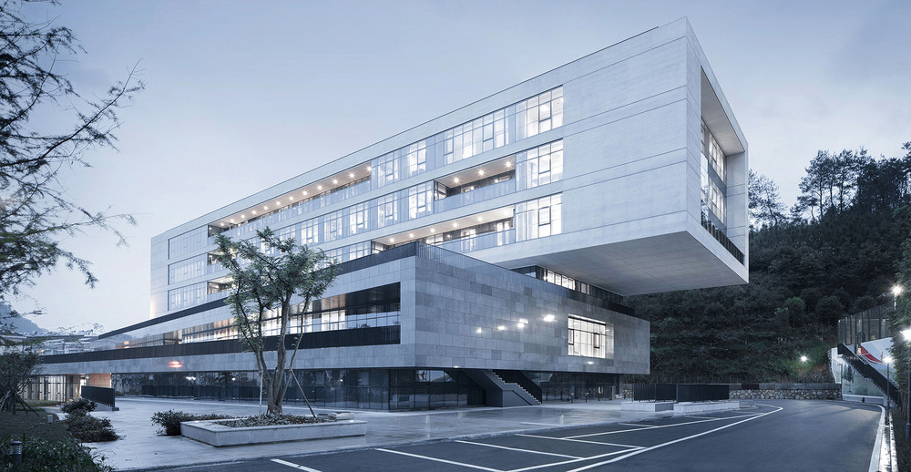 04 Relationship between the southeast side building and the mountain ©Zhao Qiang.jpg