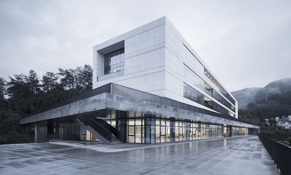 13 Relationship between the building and the mountain on the 2nd floor platform ©Zhao Qiang.jpg
