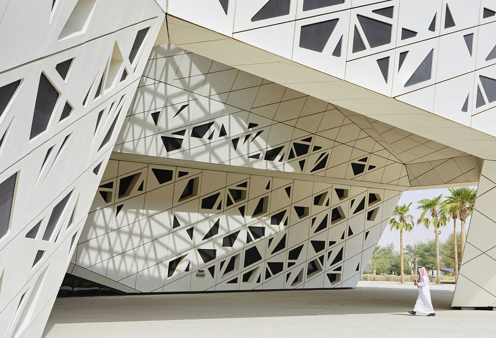013_ZHA_KAPSARC_Entrance_©Hufton+Crow.jpg