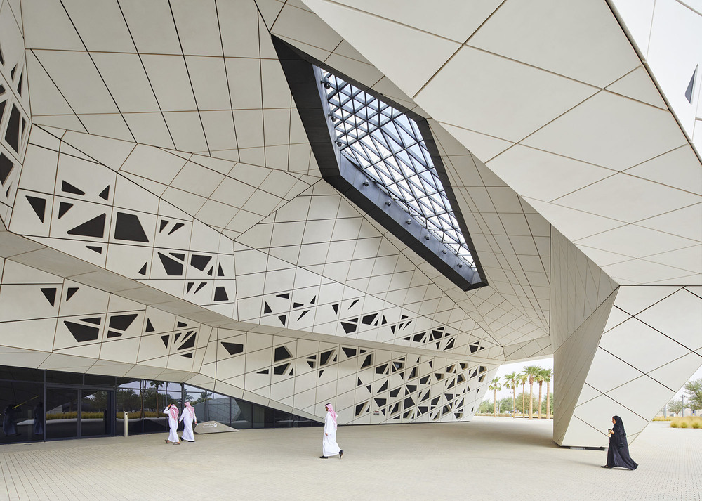 015_ZHA_KAPSARC_Entrance_©Hufton+Crow.jpg