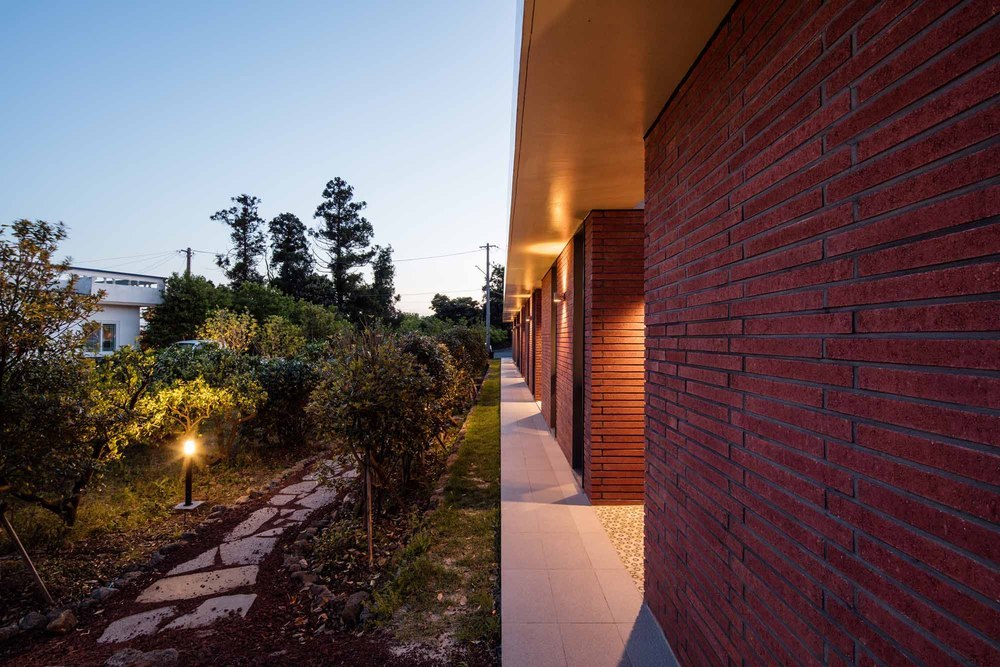 11_Exterior Hallway@South_Baejihun.jpg