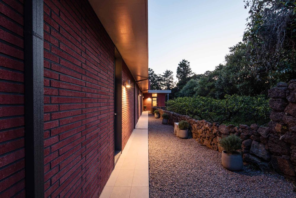 12_Exterior Hallway@North_Baejihun.jpg