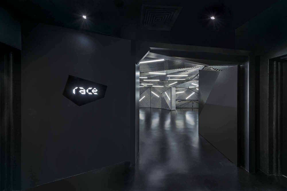 03_RACE_ENTRANCE2000.jpg