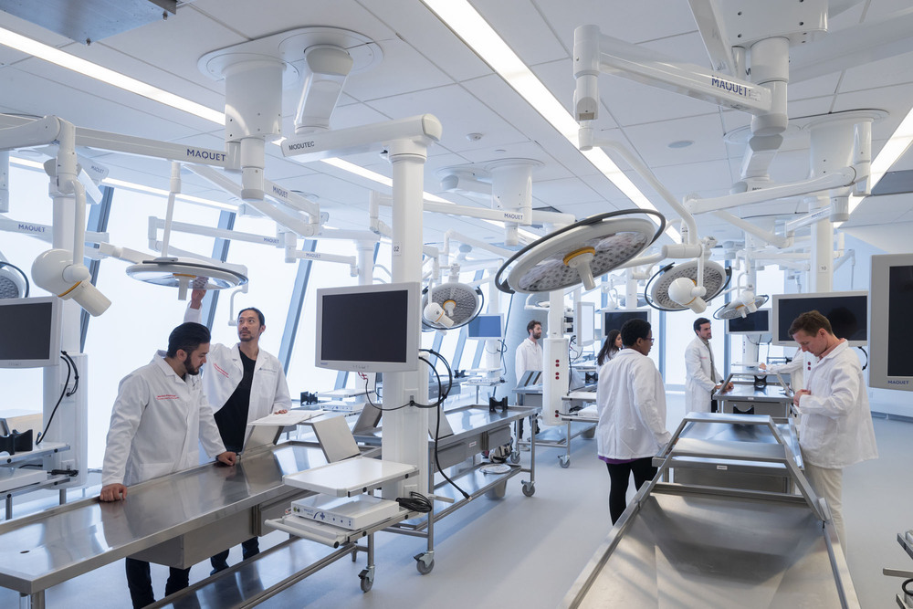 7 - Anatomy Quad. The flexible learning space features integrated screens, task lighting, and views of the cityscape. Photo by Iwan Baan2000.jpg