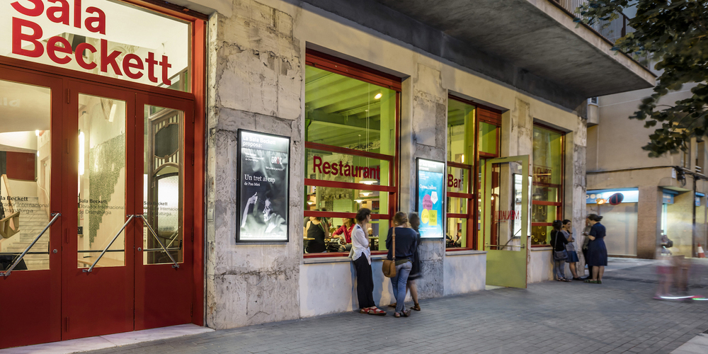 floresprats-salabeckett-62408-ph_x_21_ag_street life_photoadri+ágoula_lr14401440.jpg