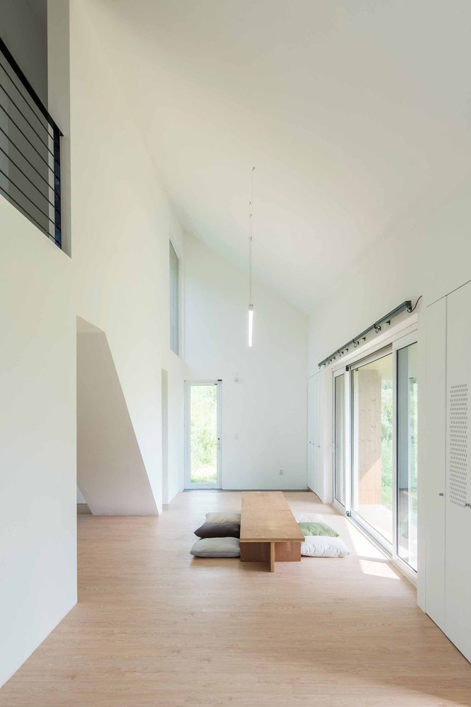 12_Shear House_Living Room Looking East_Song Yousub.jpg