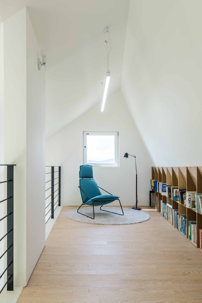 16_Shear House_Attic Library_Song Yousub.jpg