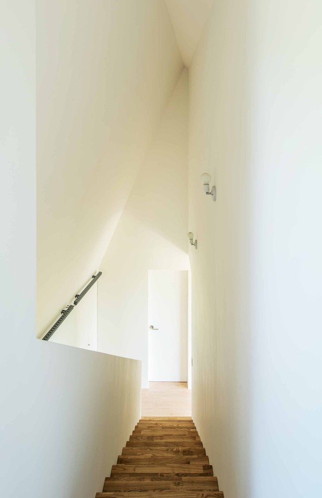 17_Shear House_Stair Down_Song Yousub.jpg