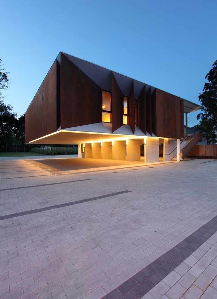 Shim-Sutcliffe Architects - Wong Dai Sin Temple -01- James Dow.jpg