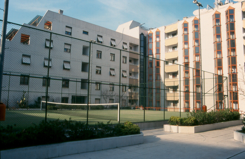 18-TİBAŞ HATAY ARKA AVLU TENİS KORTU YANDAN.jpg