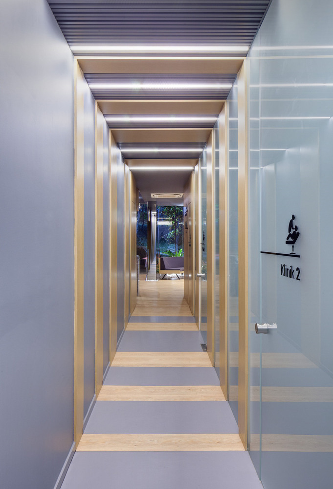 slasharchitects-bati-dental-policlinic-23-wood-glass-interior-ceiling-design.jpg
