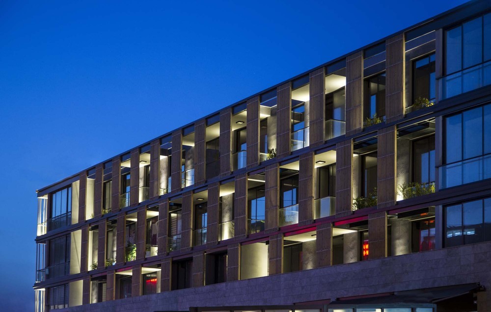 slasharchitects-perspective-offices-21-facade-rhythm-night-lighting.jpg