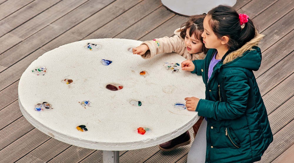 26-HAMAMYOLU URBAN DECK-amorph glass embedded concrete table.jpg