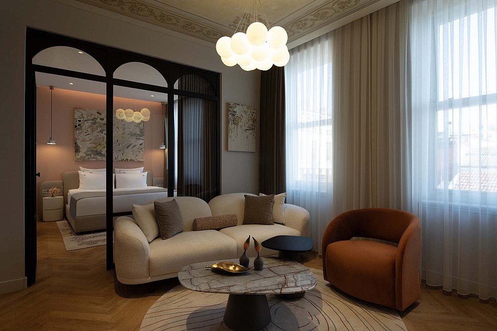 10_Corner Suite with Bay Window 1.jpg