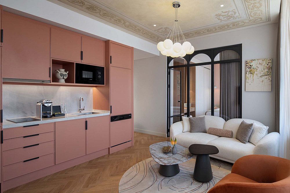 13_Corner Suite with Bay Window 5.jpg