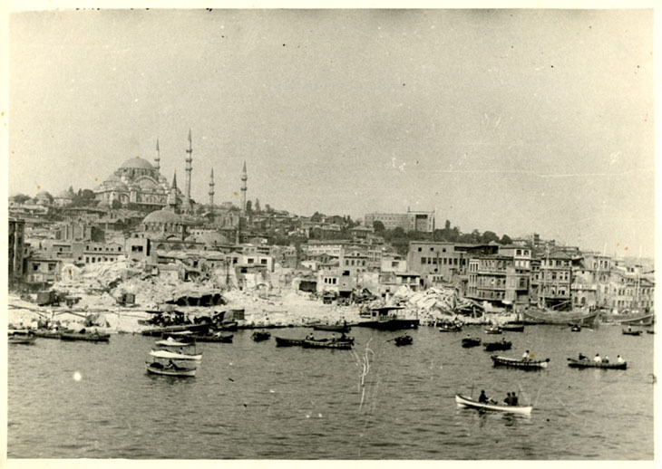 2. yazı ana görsel 2- Kaynak ve tarih bilinmiyor - 1950lerdeki menderes imar hareketleri yıkımlarına denk geliyor.jpg