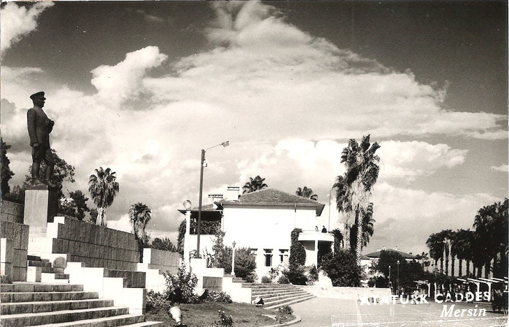 Mersin-Ataturk_Heykeli_Cumhuriyet_Meydani-Palmiyeler-1950ler.jpg