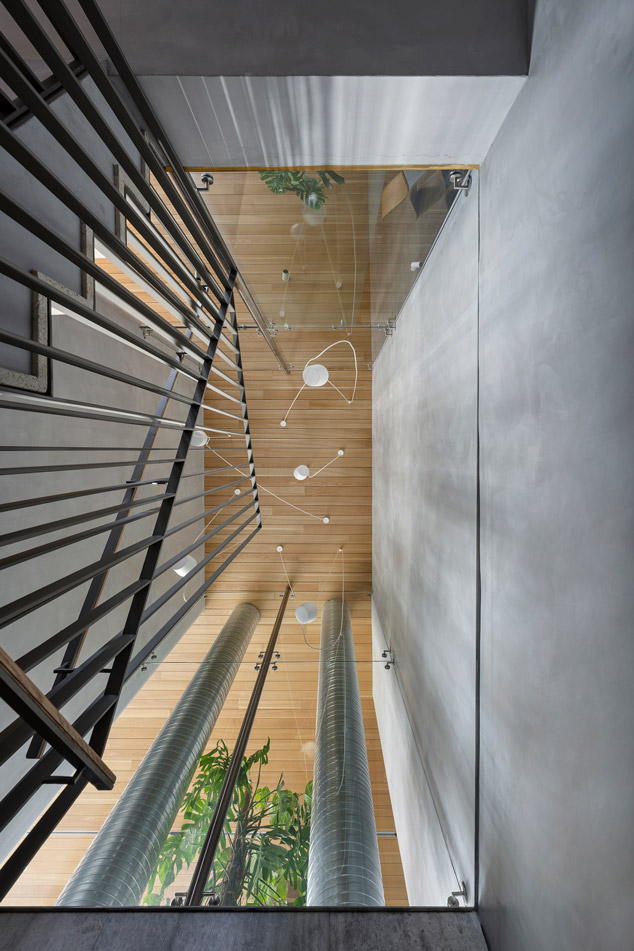 04-StaircaseTopFloor.jpg