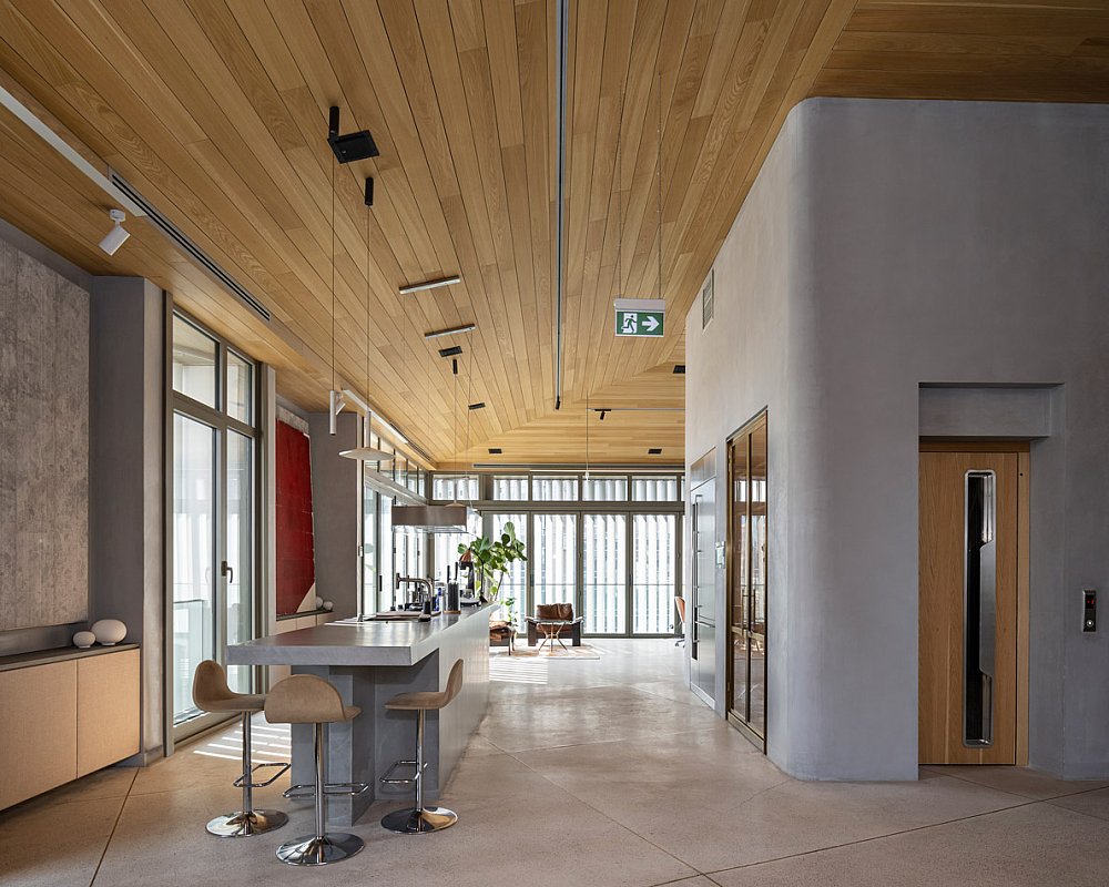06-ExecutiveFloor.jpg