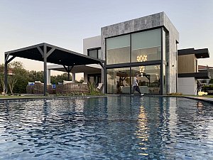 BAD-VillaMass_05-a.jpg