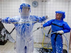 Physician_Thomas_Klotzkowski_cleans_Florian_Steiner.jpg