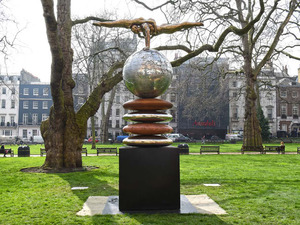 Four-Loves-London-England-01-Installations-Lorenzo-Quinn.jpg