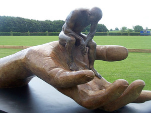 Hand-of-God-Bronze-England-02-Installations-Lorenzo-Quinn.jpg