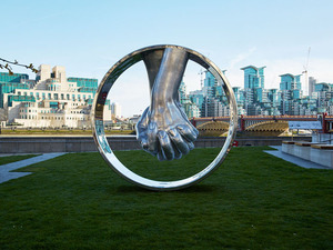 Love-Aluminium-London-England-01-Installations-Lorenzo-Quinn.jpg