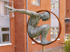 Volare-Bronze-Birmingham-England-Installations-Lorenzo-Quinn-01.jpg