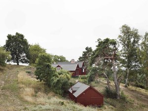 Bakkedraget 01 - Exterior - Cottage and shed -  Photo_Laura Stamer.jpg