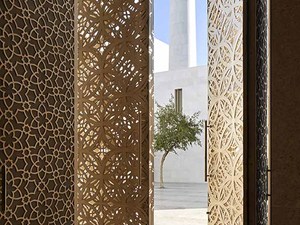 8_View towards the minaret from main prayer hall entrance_copyright_Hufton and Crow730.jpg
