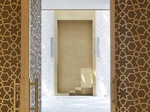 9_View of mirhab in prayer hall_copyright_Hufton and Crow730.jpg